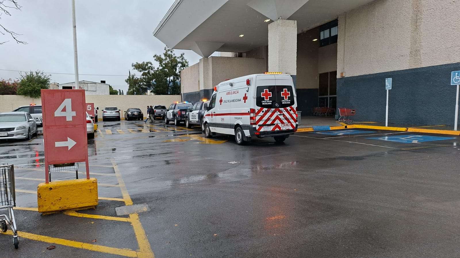 Salvan a joven al sufrir sobredosis en el baño de supermercado
