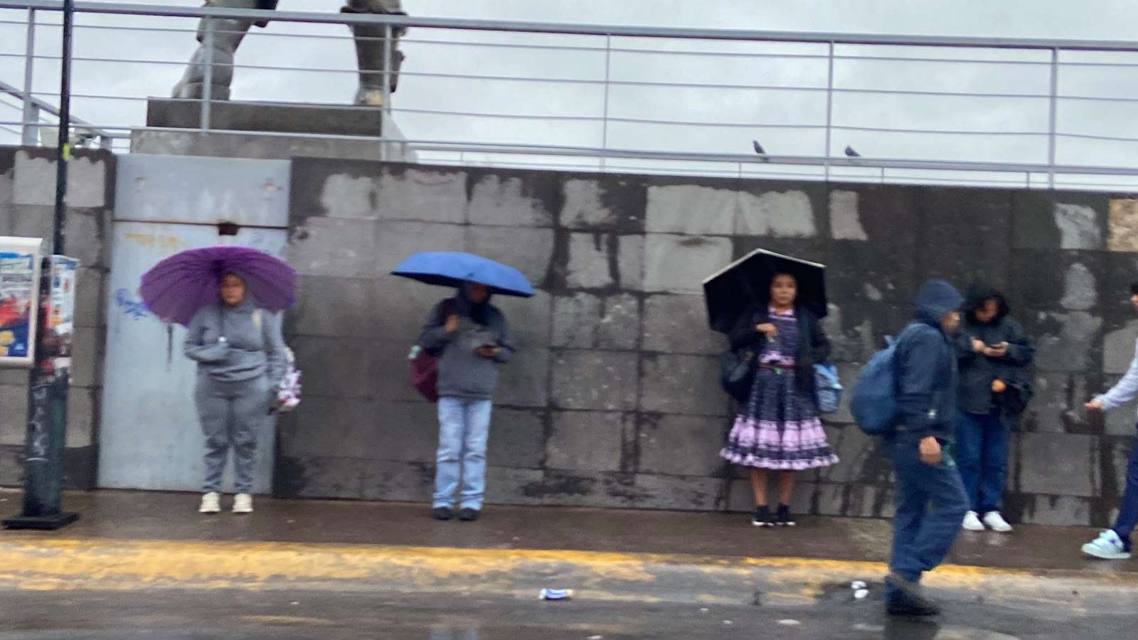 Sacan paraguas y chamarras ante llegada del frío a Chihuahua 