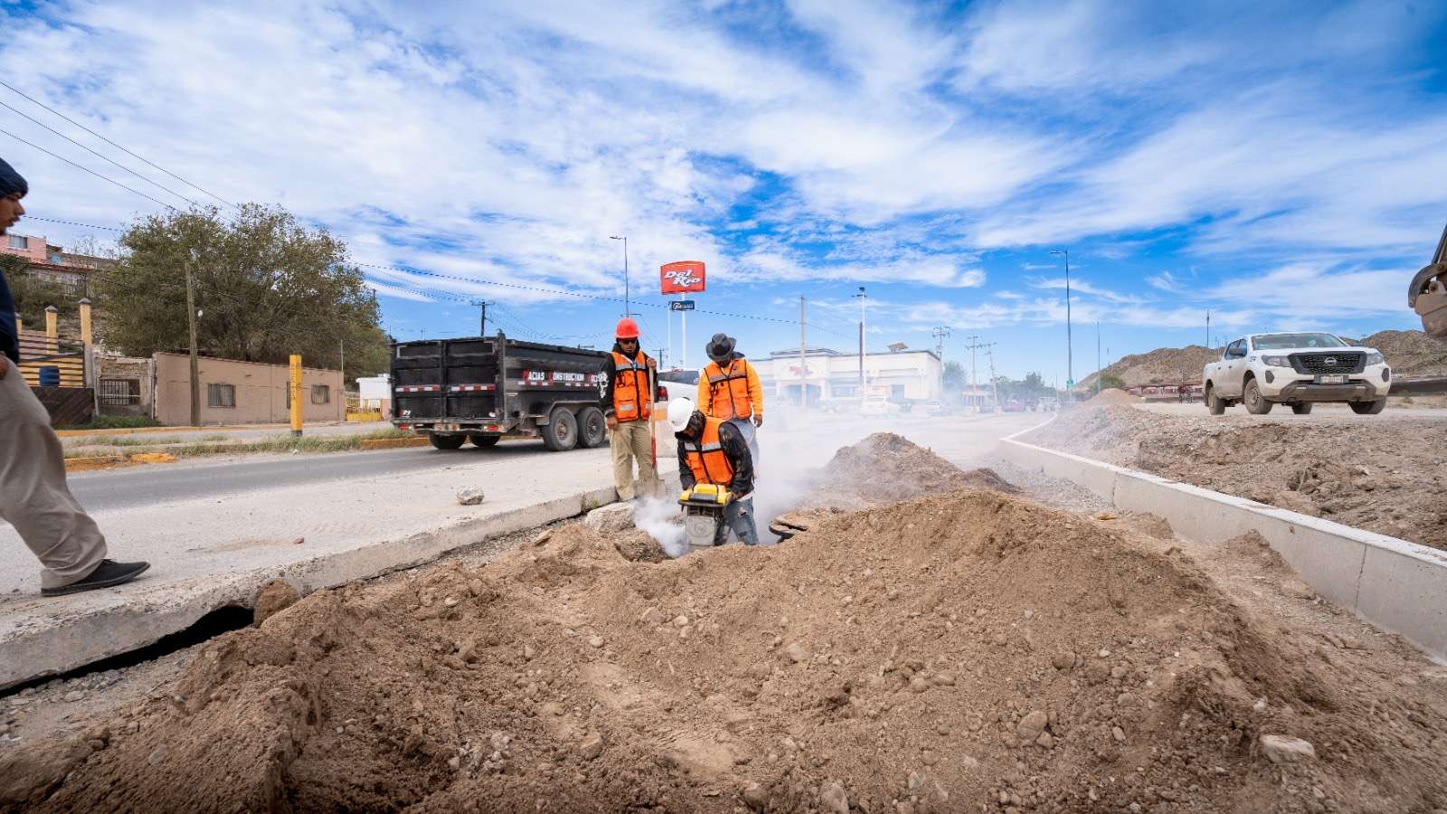 Preparan terreno para reparar el pavimento de la avenida Nadadores