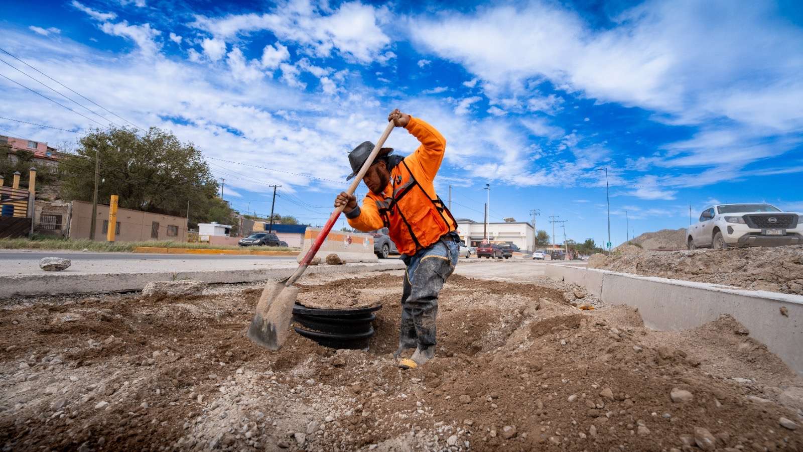 Preparan terreno para reparar el pavimento de la avenida Nadadores