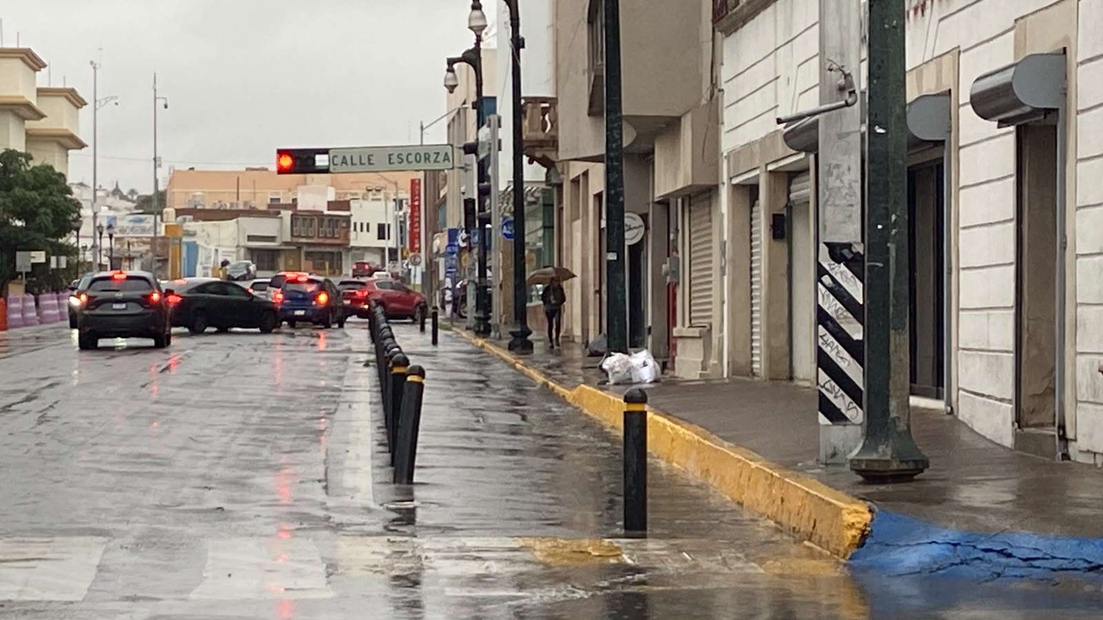 Sacan paraguas y chamarras ante llegada del frío a Chihuahua 