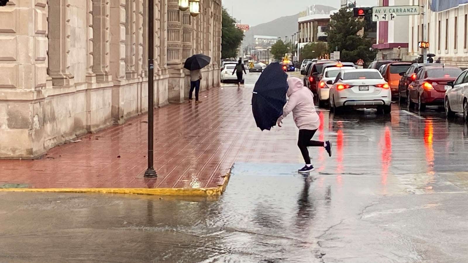 Sacan paraguas y chamarras ante llegada del frío a Chihuahua 
