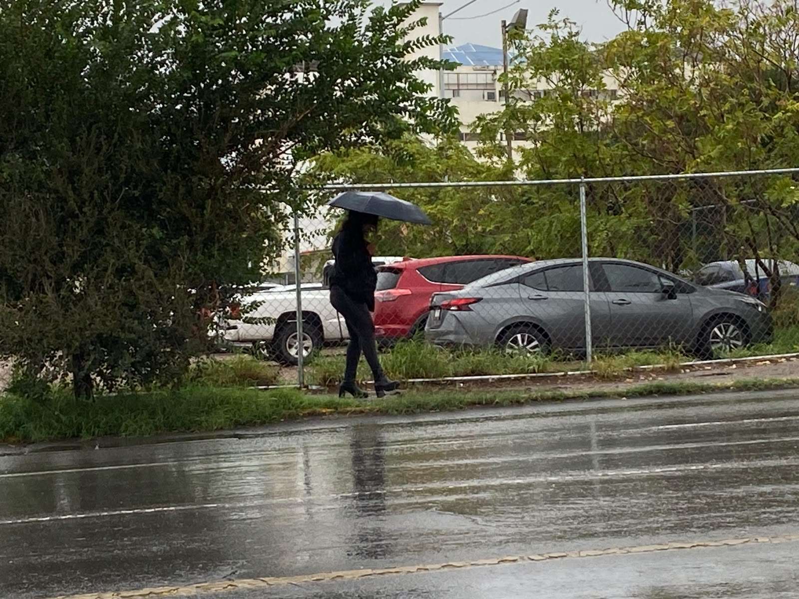 Sacan paraguas y chamarras ante llegada del frío a Chihuahua 