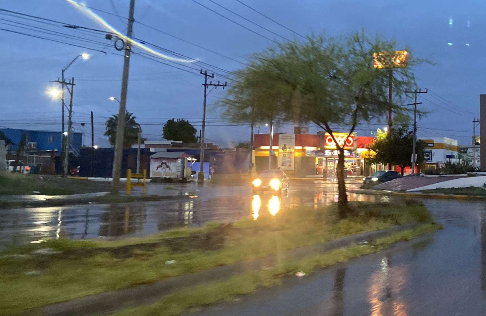 Amanecen inundadas avenidas al oriente de la ciudad