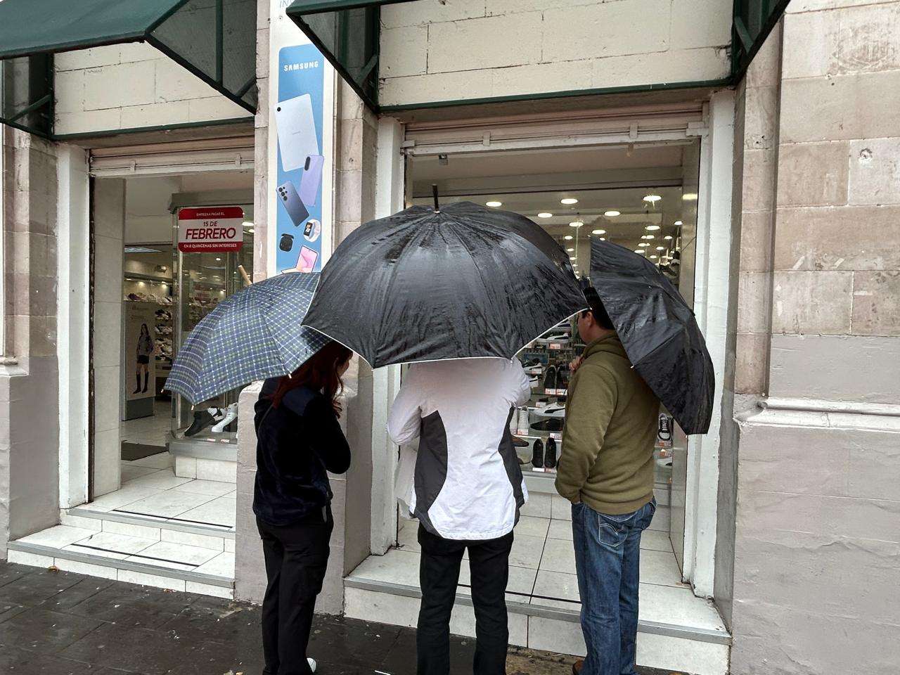 Afectan lluvias actividad comercial en el centro de la ciudad