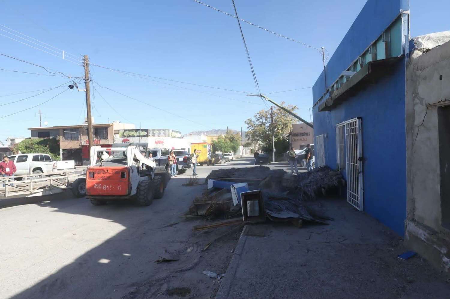 Retira Municipio tejaban que invadía banqueta en la colonia Del Carmen