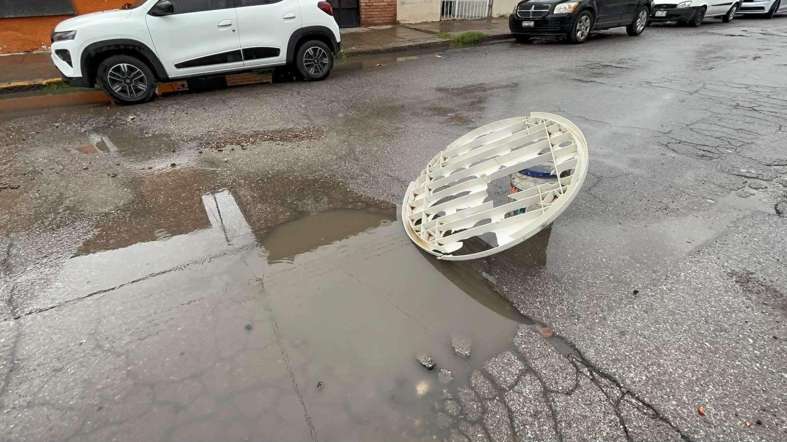 Advierten de baches que no se perciben por calles inundadas