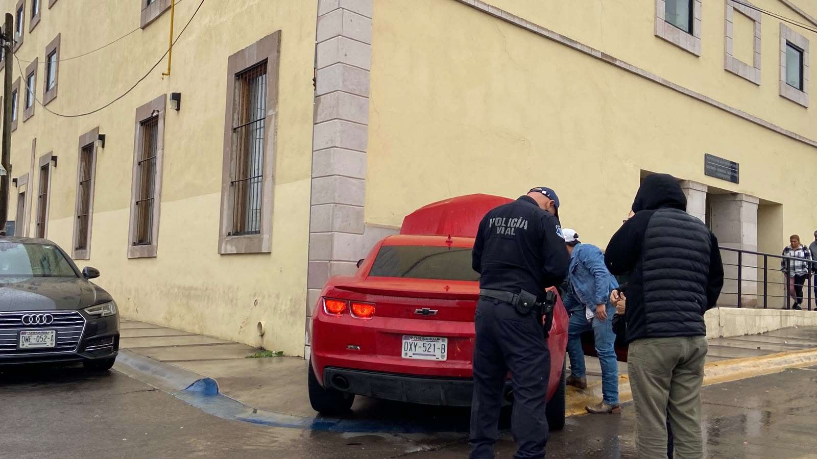 Choca su Camaro contra edificio de la Defensoría Pública