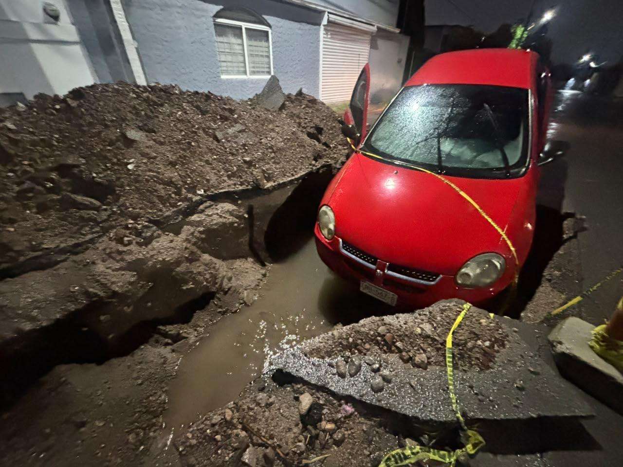 Termina vehículo al fondo de una zanja tras intensas lluvias