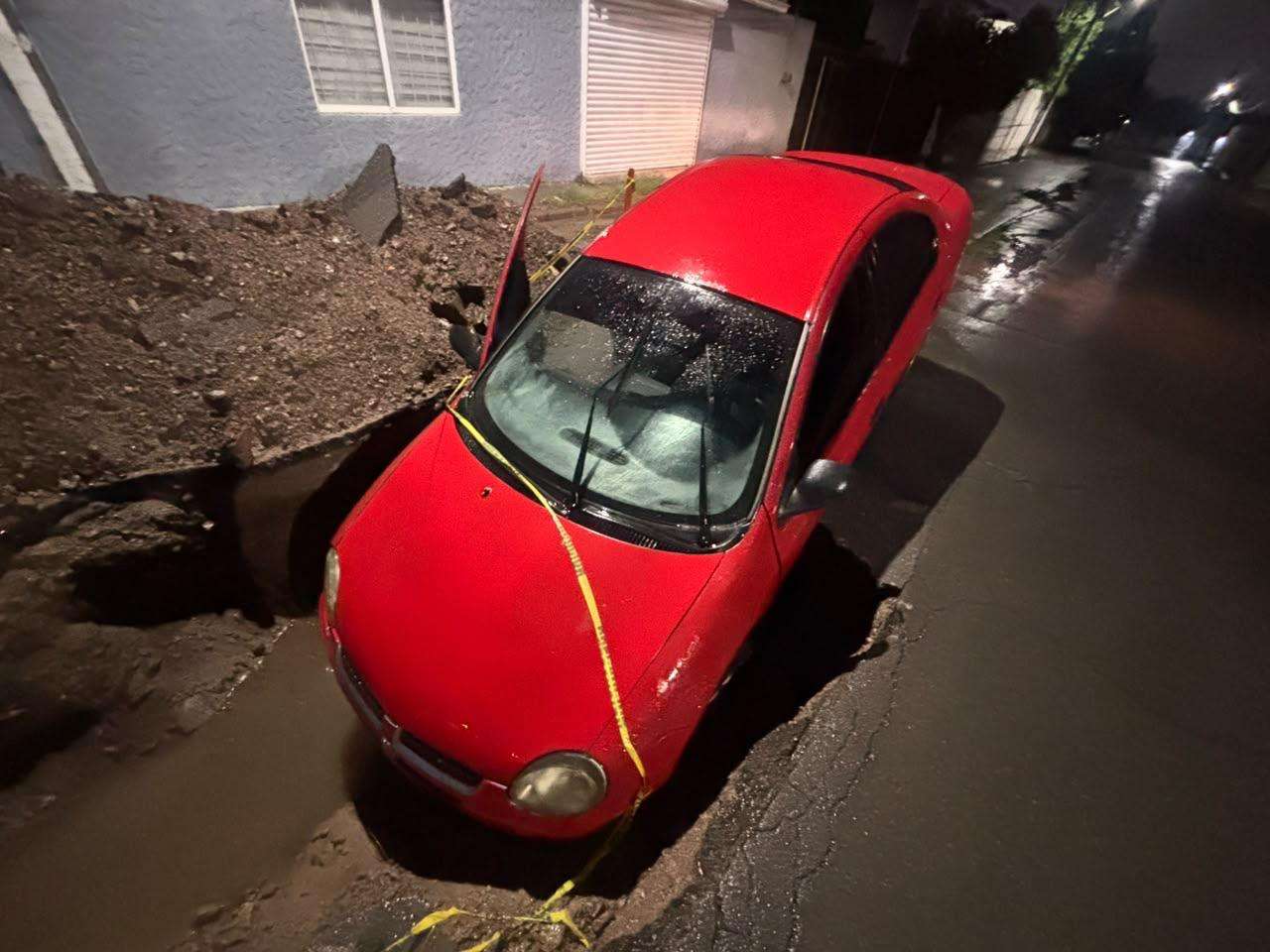 Termina vehículo al fondo de una zanja tras intensas lluvias