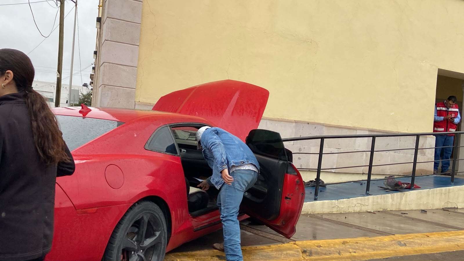 Choca su Camaro contra edificio de la Defensoría Pública