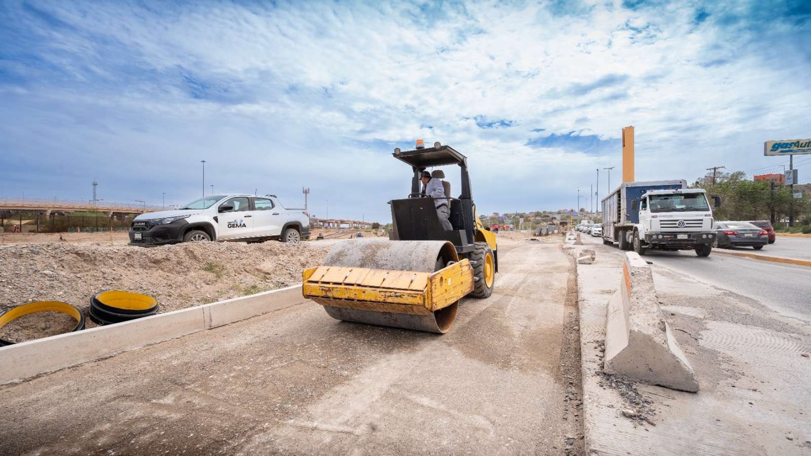 Preparan terreno para reparar el pavimento de la avenida Nadadores