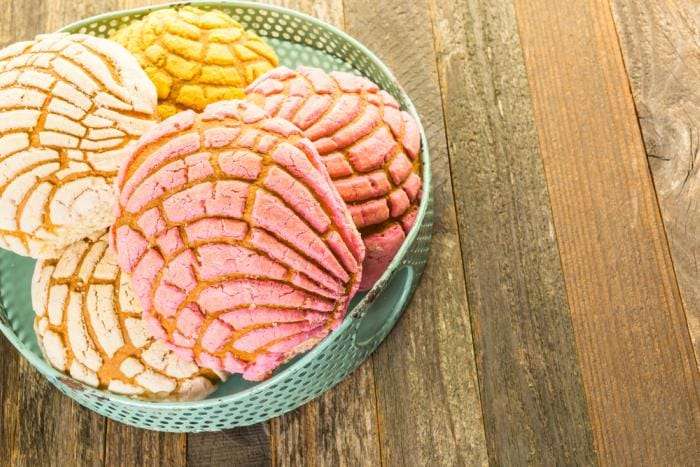 Celebran el Día Mundial del Pan entre lluvia, frío y antojo