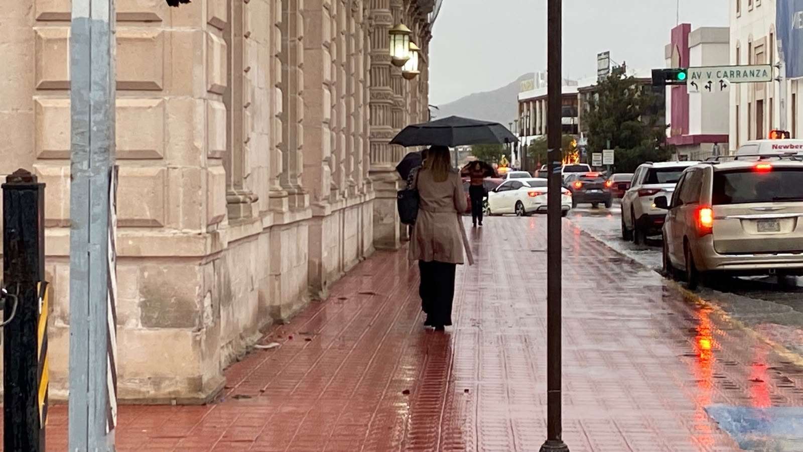 Sacan paraguas y chamarras ante llegada del frío a Chihuahua 
