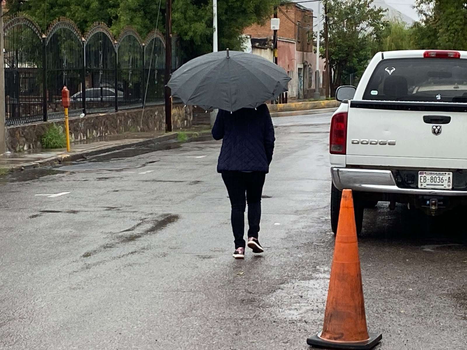 Sacan paraguas y chamarras ante llegada del frío a Chihuahua 