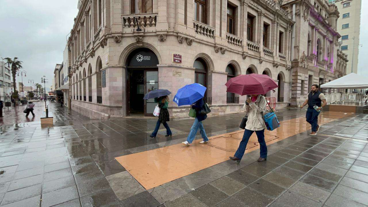Afectan lluvias actividad comercial en el centro de la ciudad