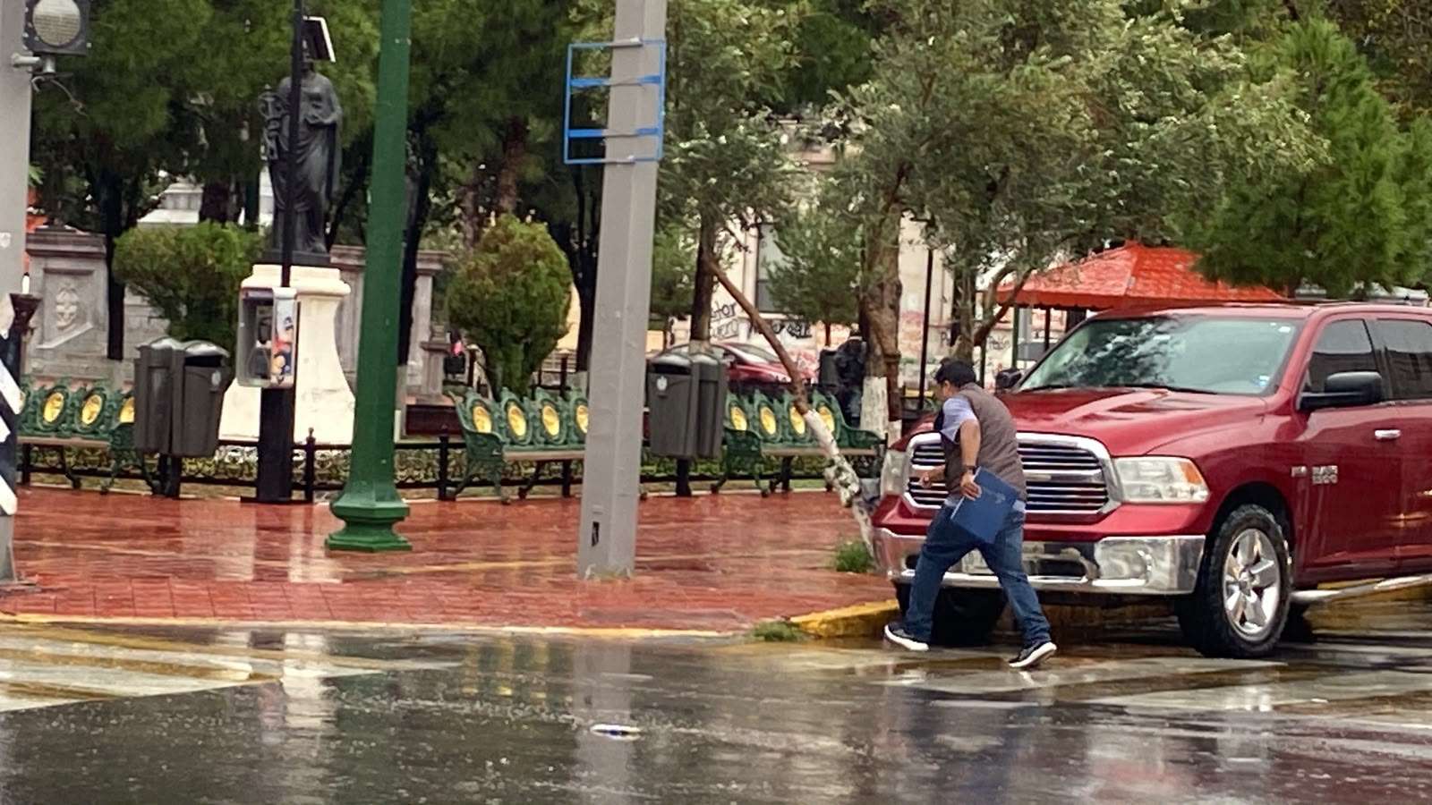 Sacan paraguas y chamarras ante llegada del frío a Chihuahua 