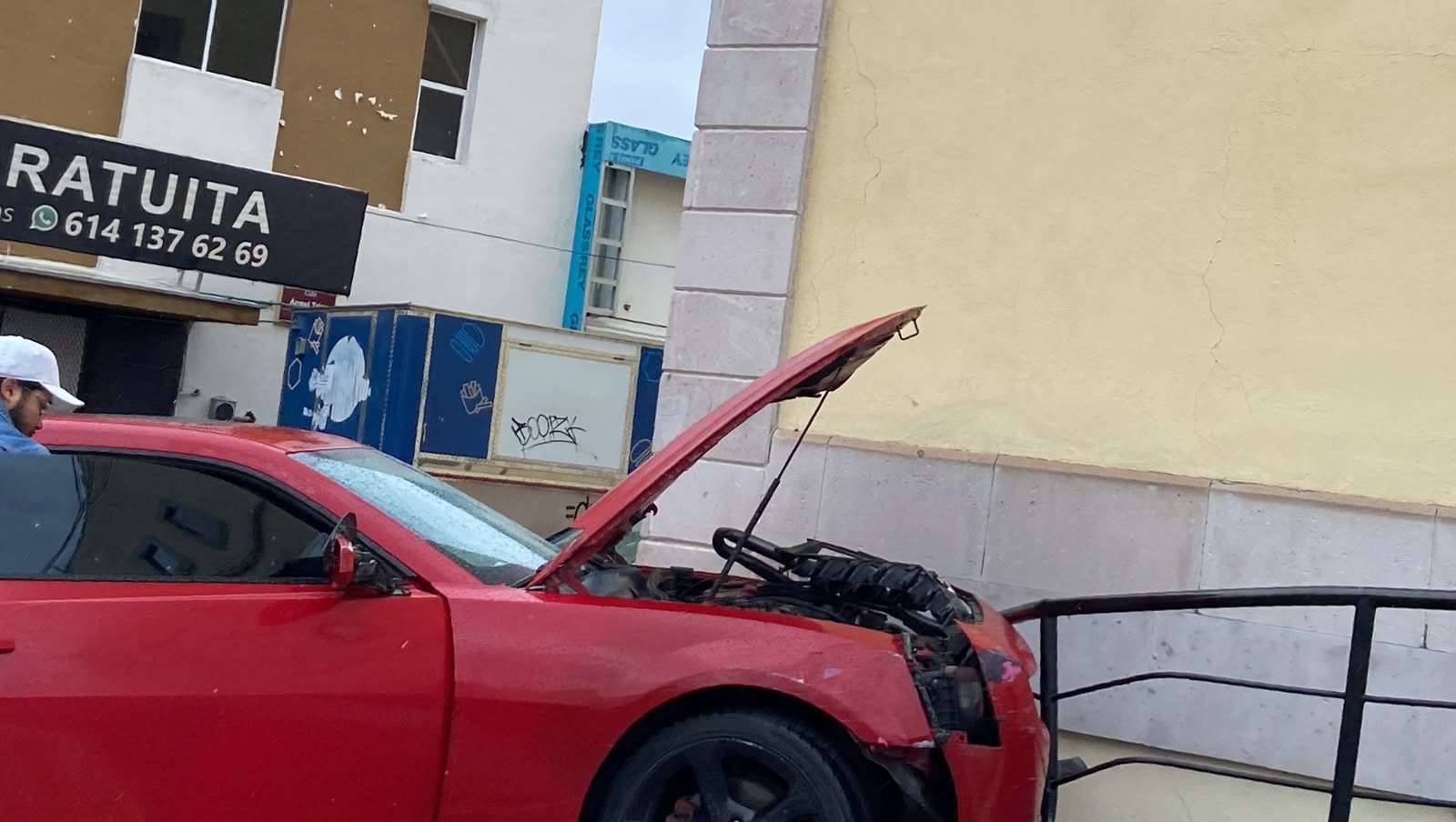 Choca su Camaro contra edificio de la Defensoría Pública