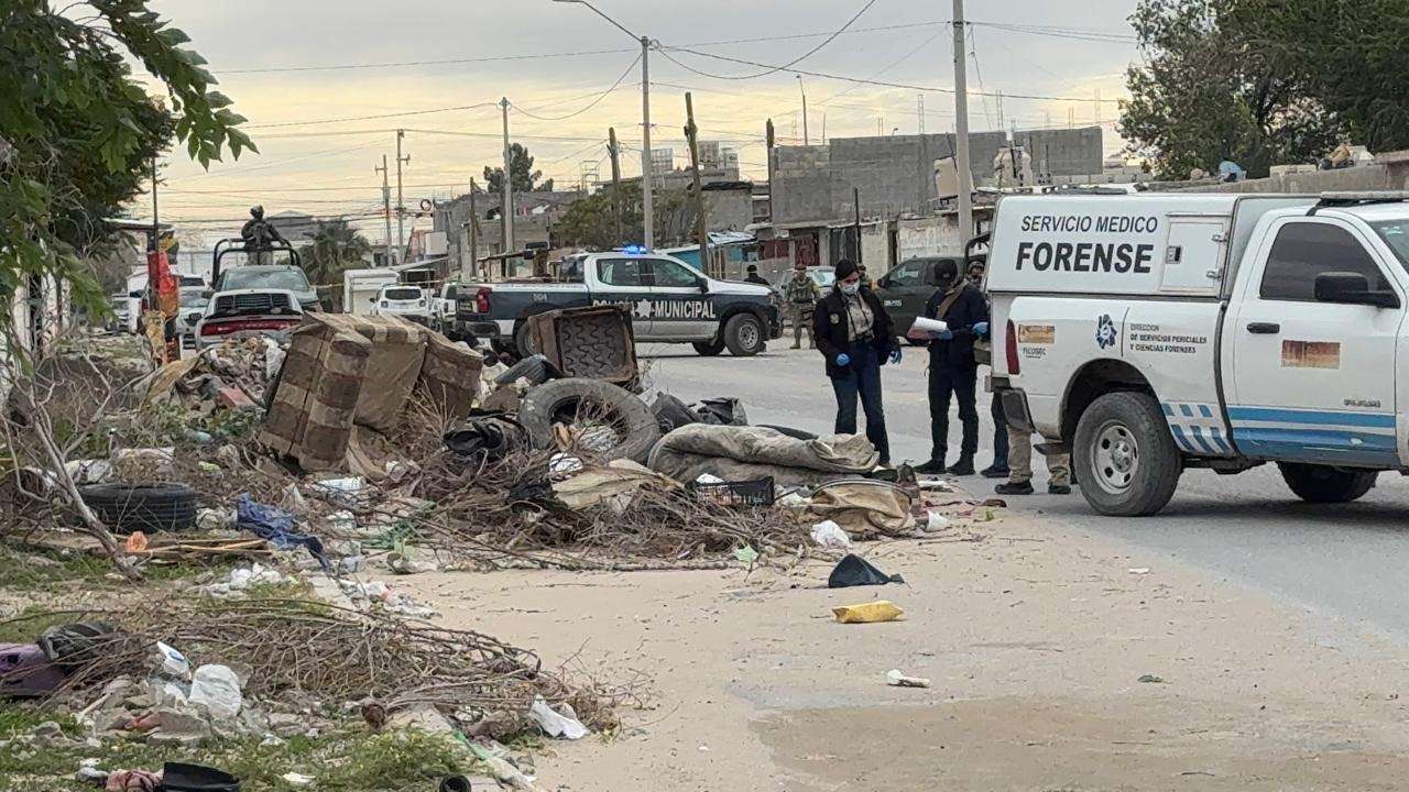 Localizan cadáver descompuesto dentro de maleta entre basura y escombro