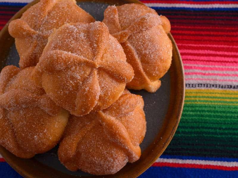 Celebran el Día Mundial del Pan entre lluvia, frío y antojo