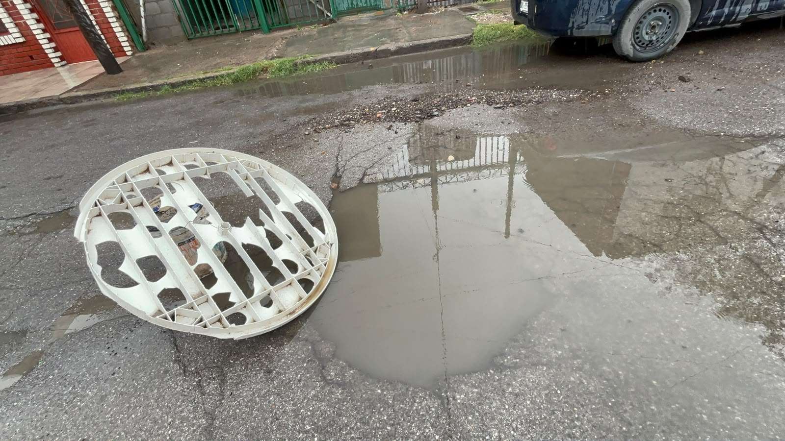 Advierten de baches que no se perciben por calles inundadas