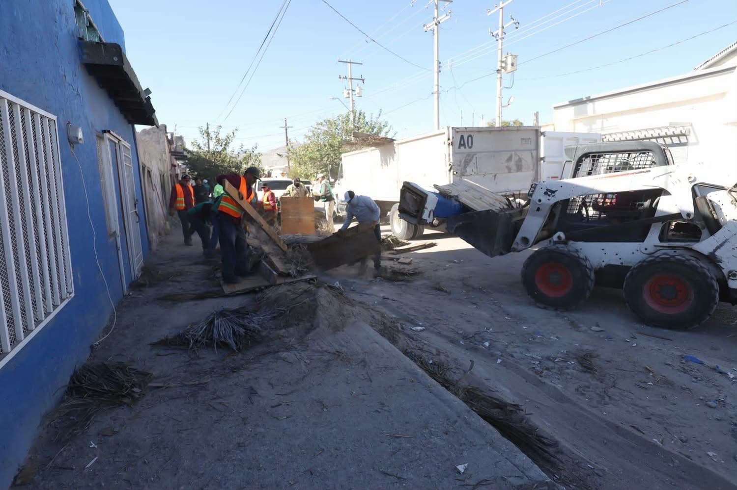 Retira Municipio tejaban que invadía banqueta en la colonia Del Carmen