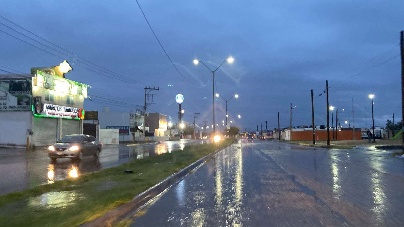 Amanecen inundadas avenidas al oriente de la ciudad 