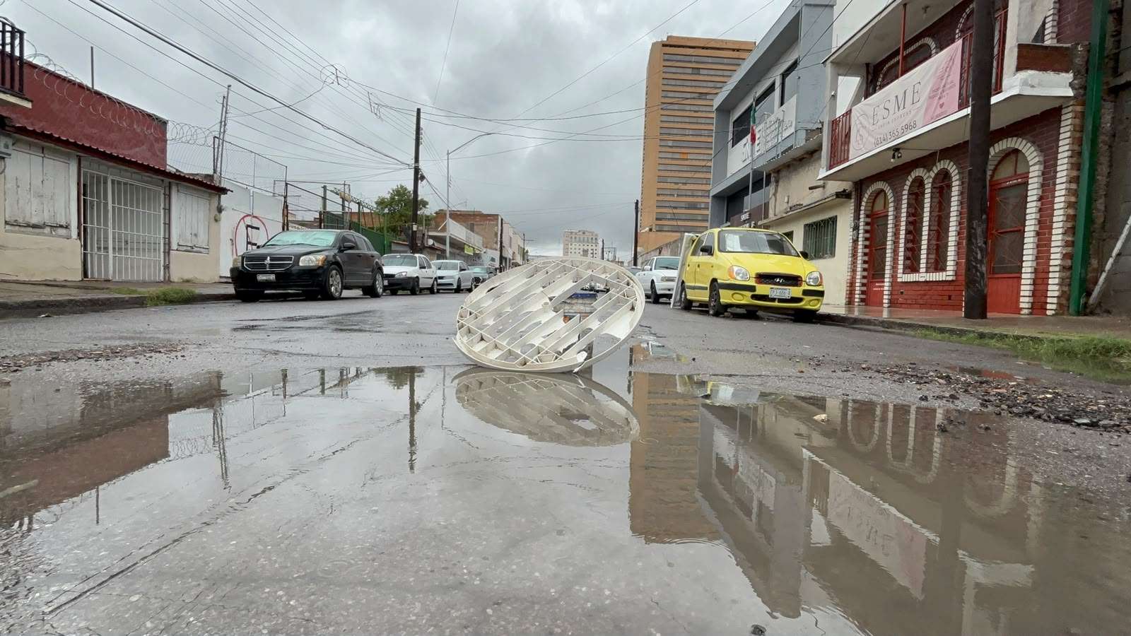 Advierten de baches que no se perciben por calles inundadas