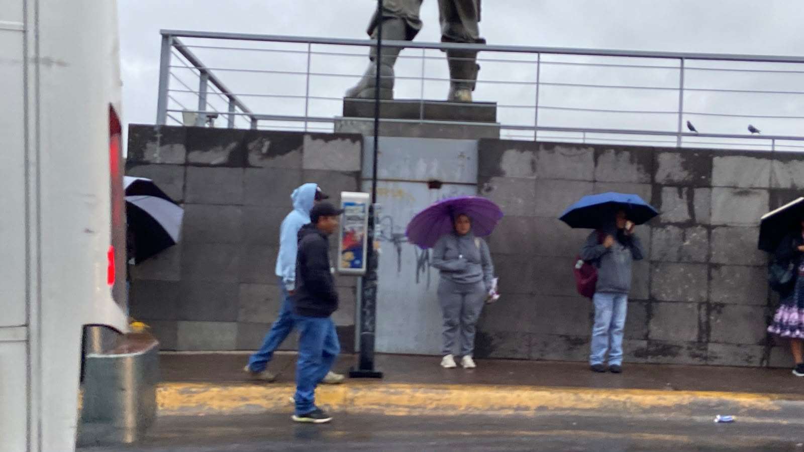 Sacan paraguas y chamarras ante llegada del frío a Chihuahua 