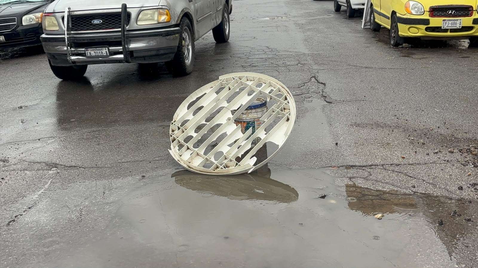 Advierten de baches que no se perciben por calles inundadas