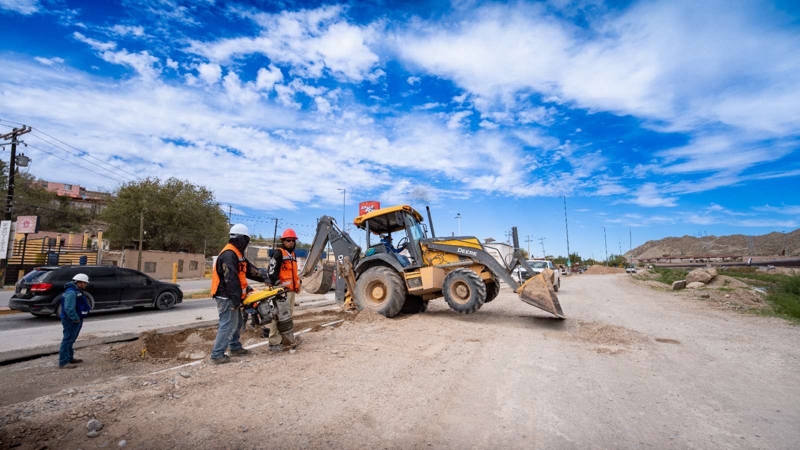 Preparan terreno para reparar el pavimento de la avenida Nadadores