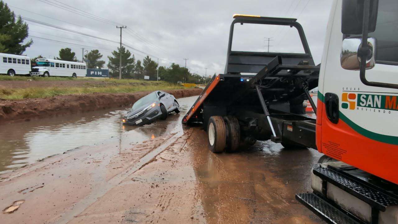 Cae auto a zanja cubierta por lluvia frente a Foxconn