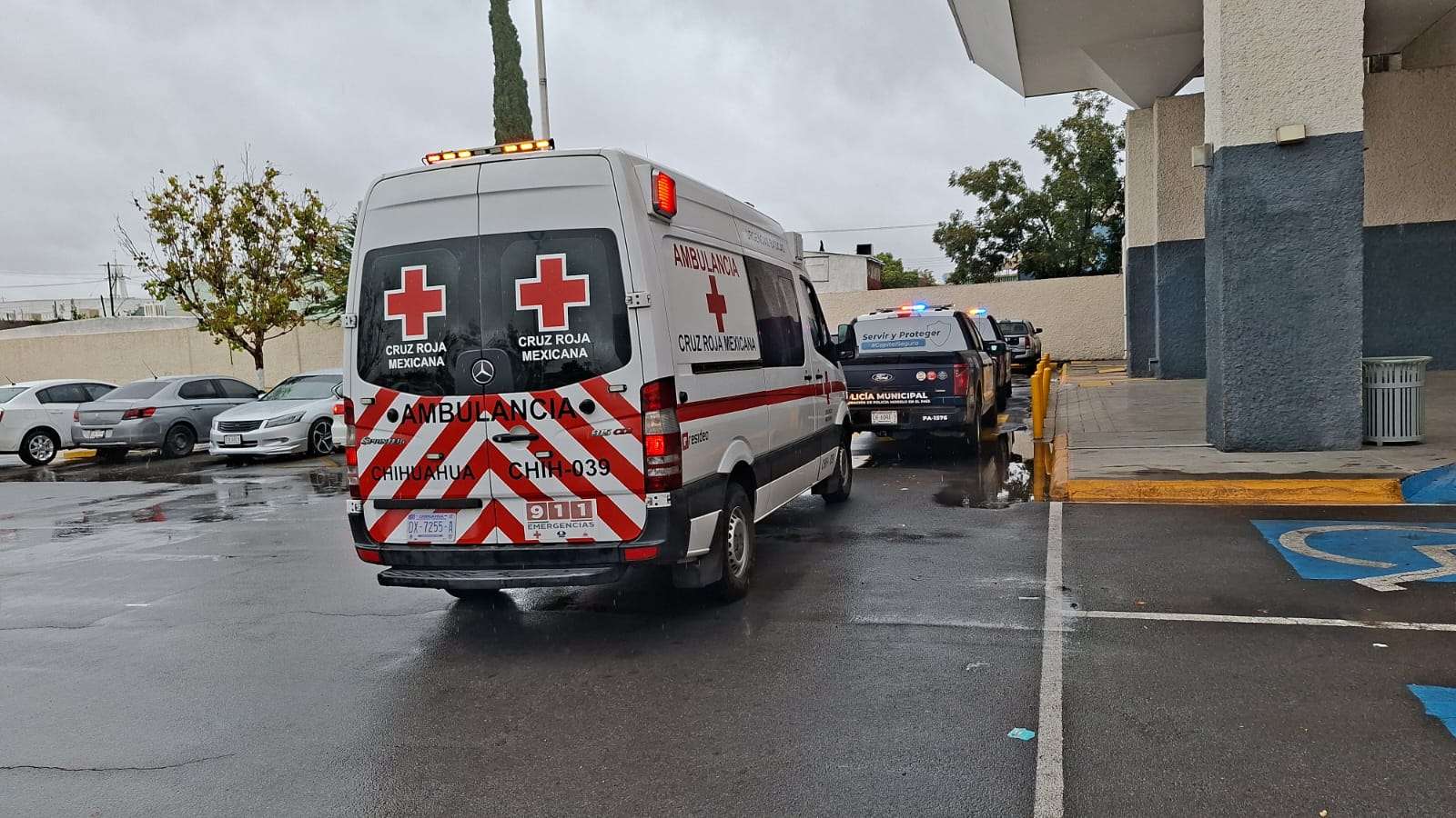 Salvan a joven al sufrir sobredosis en el baño de supermercado