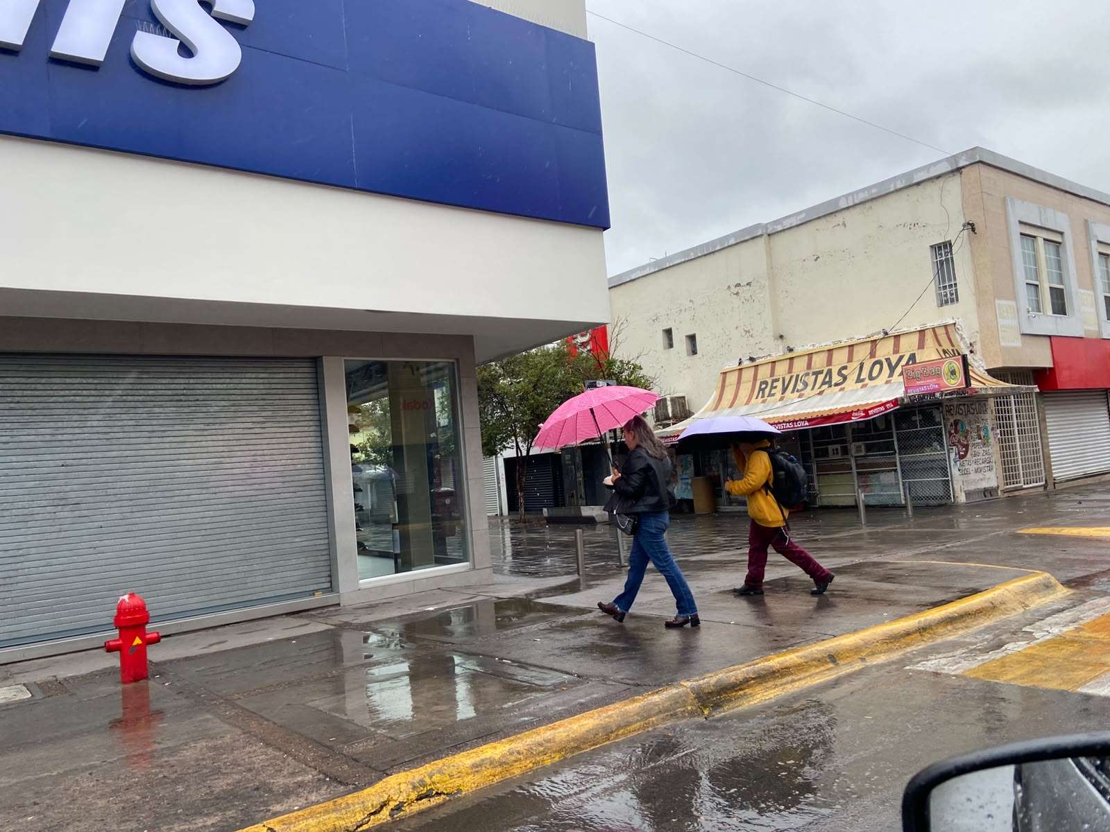 Sacan paraguas y chamarras ante llegada del frío a Chihuahua 