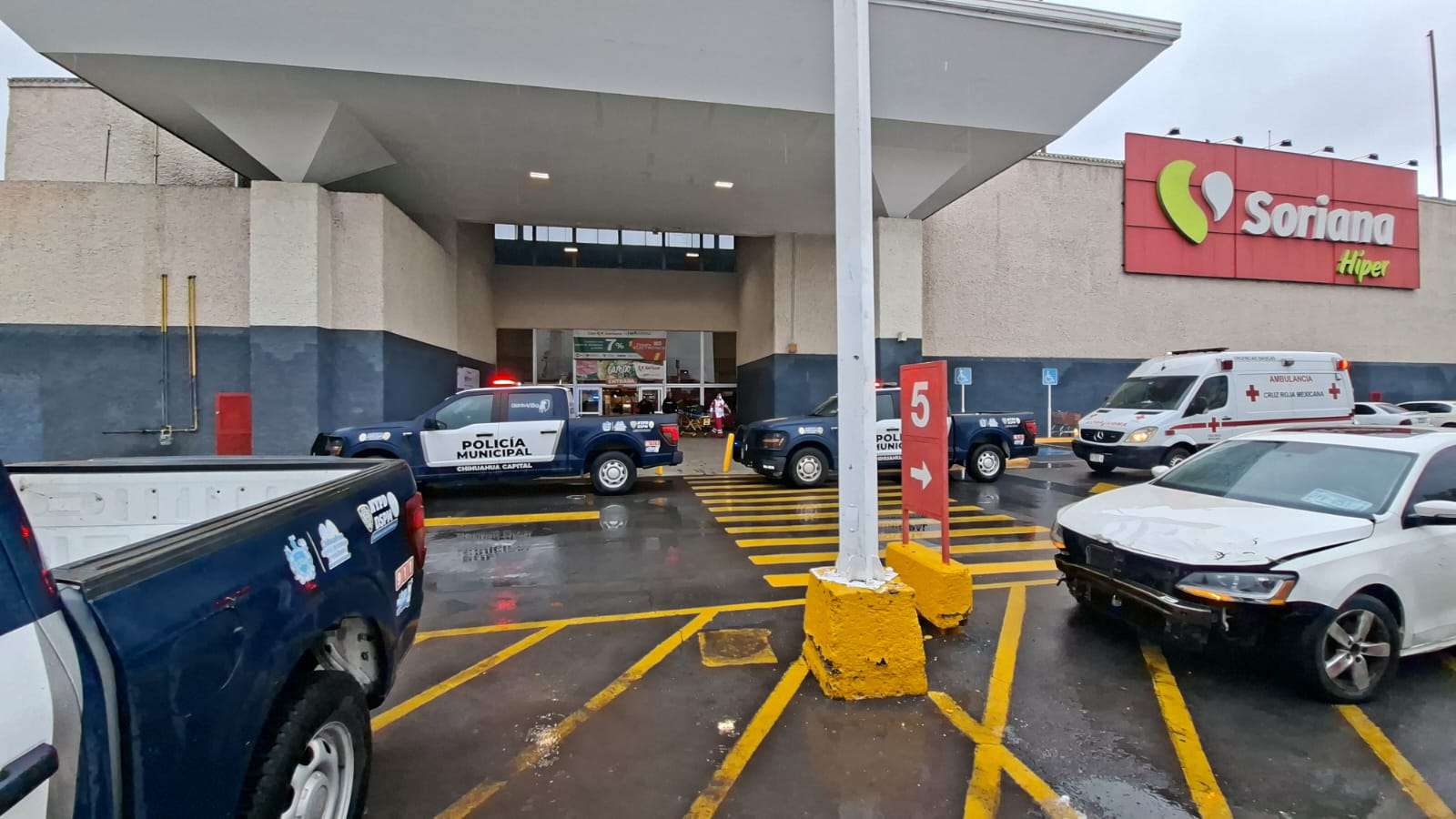 Salvan a joven al sufrir sobredosis en el baño de supermercado