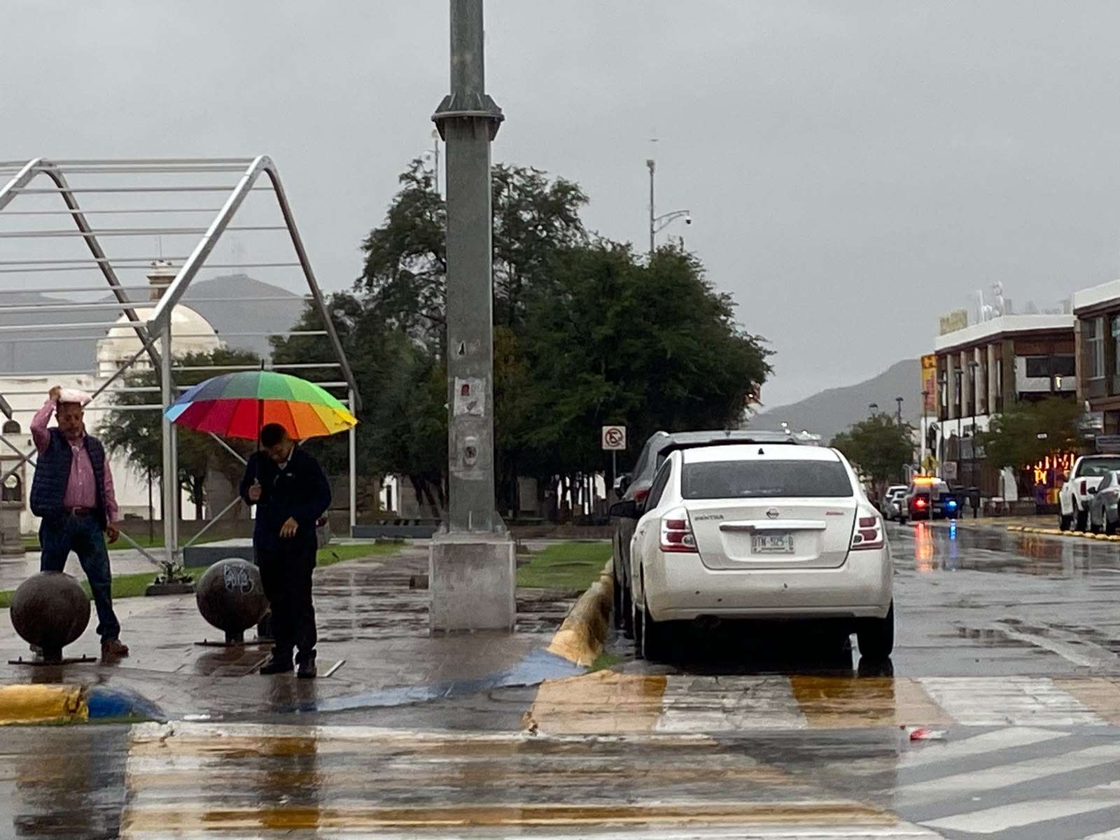 Sacan paraguas y chamarras ante llegada del frío a Chihuahua 