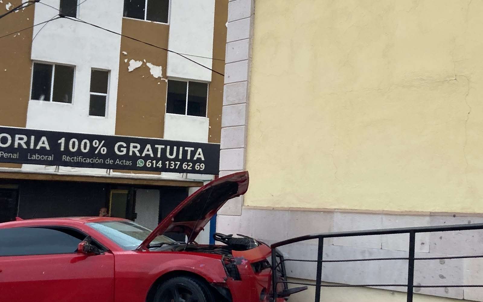 Choca su Camaro contra edificio de la Defensoría Pública