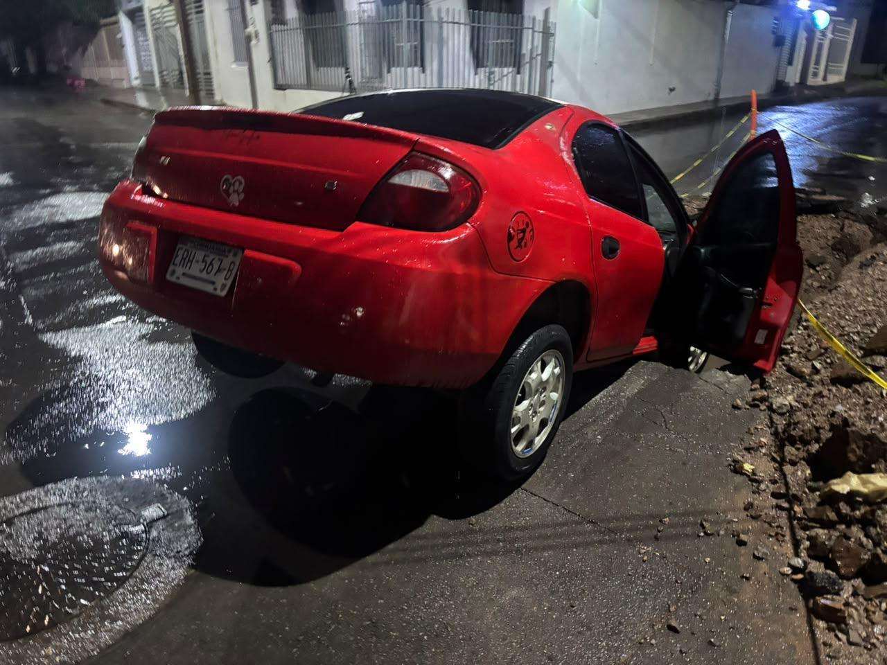 Termina vehículo al fondo de una zanja tras intensas lluvias