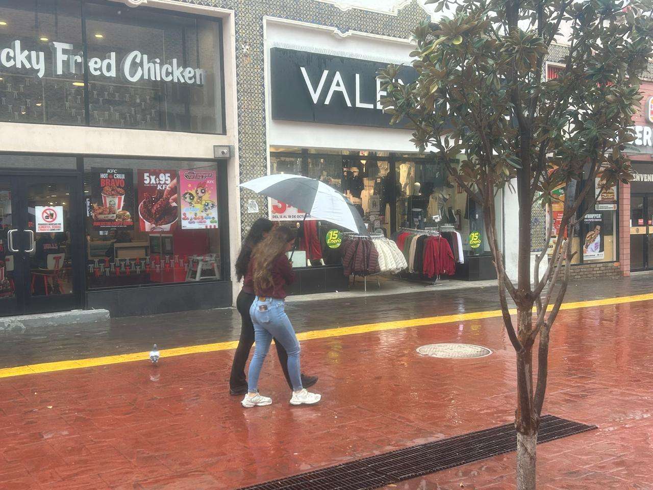 Afectan lluvias actividad comercial en el centro de la ciudad