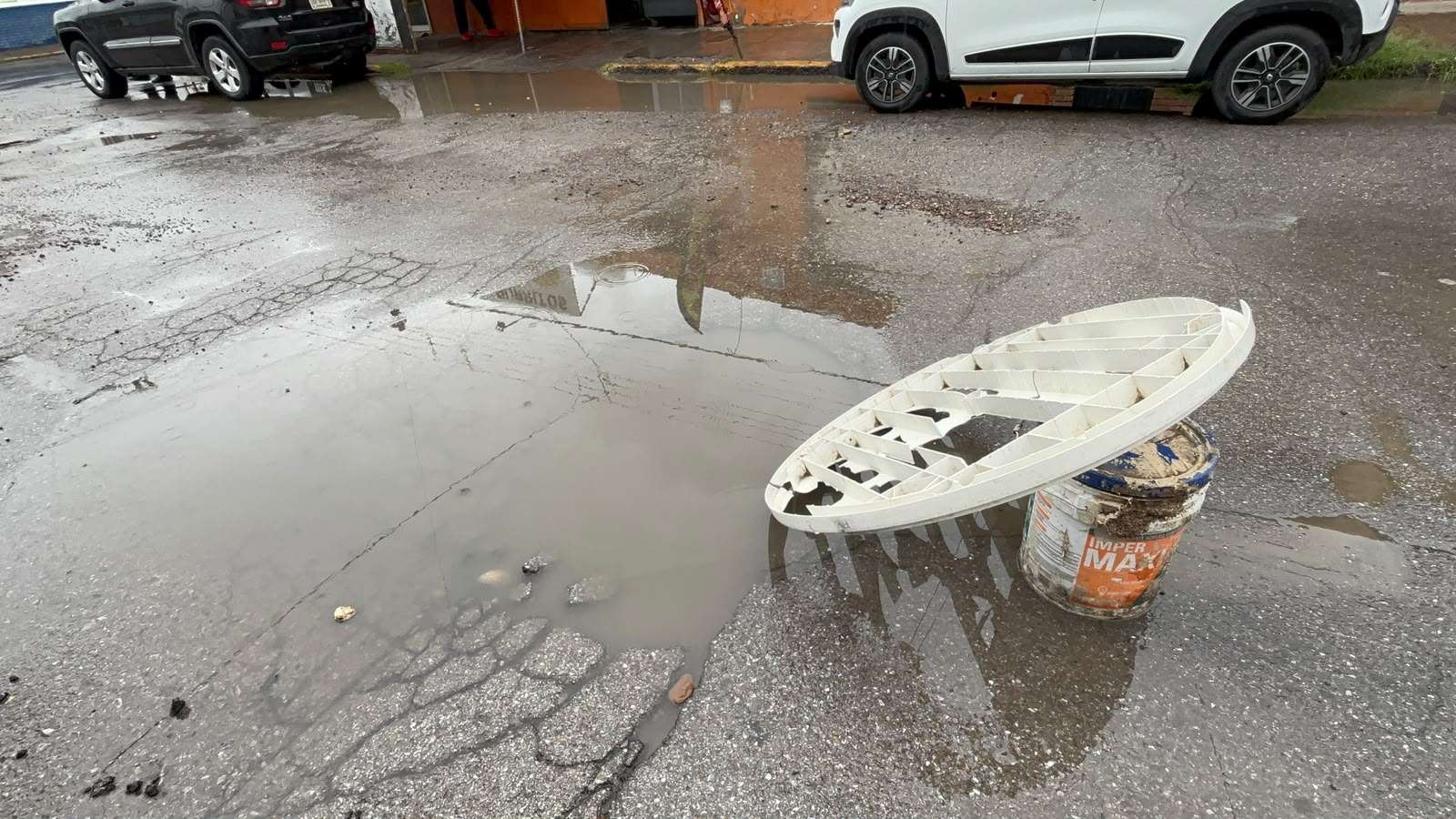 Advierten de baches que no se perciben por calles inundadas