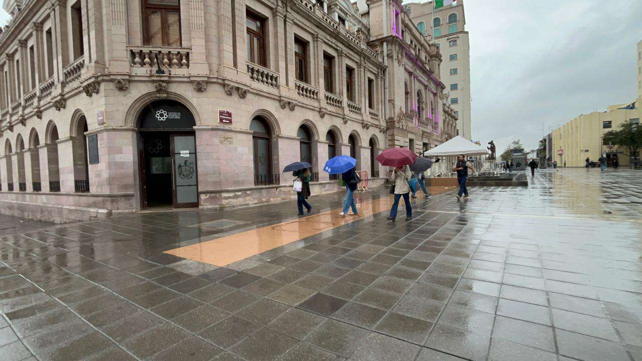 Afectan lluvias actividad comercial en el centro de la ciudad