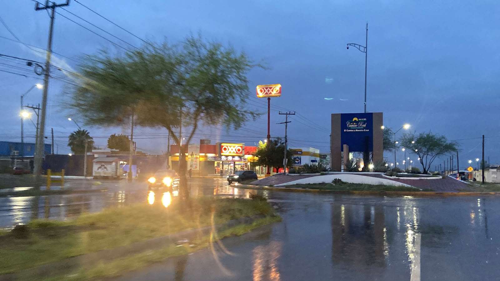 Amanecen inundadas avenidas al oriente de la ciudad