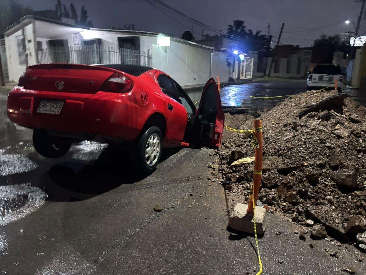 Termina vehículo al fondo de una zanja tras intensas lluvias