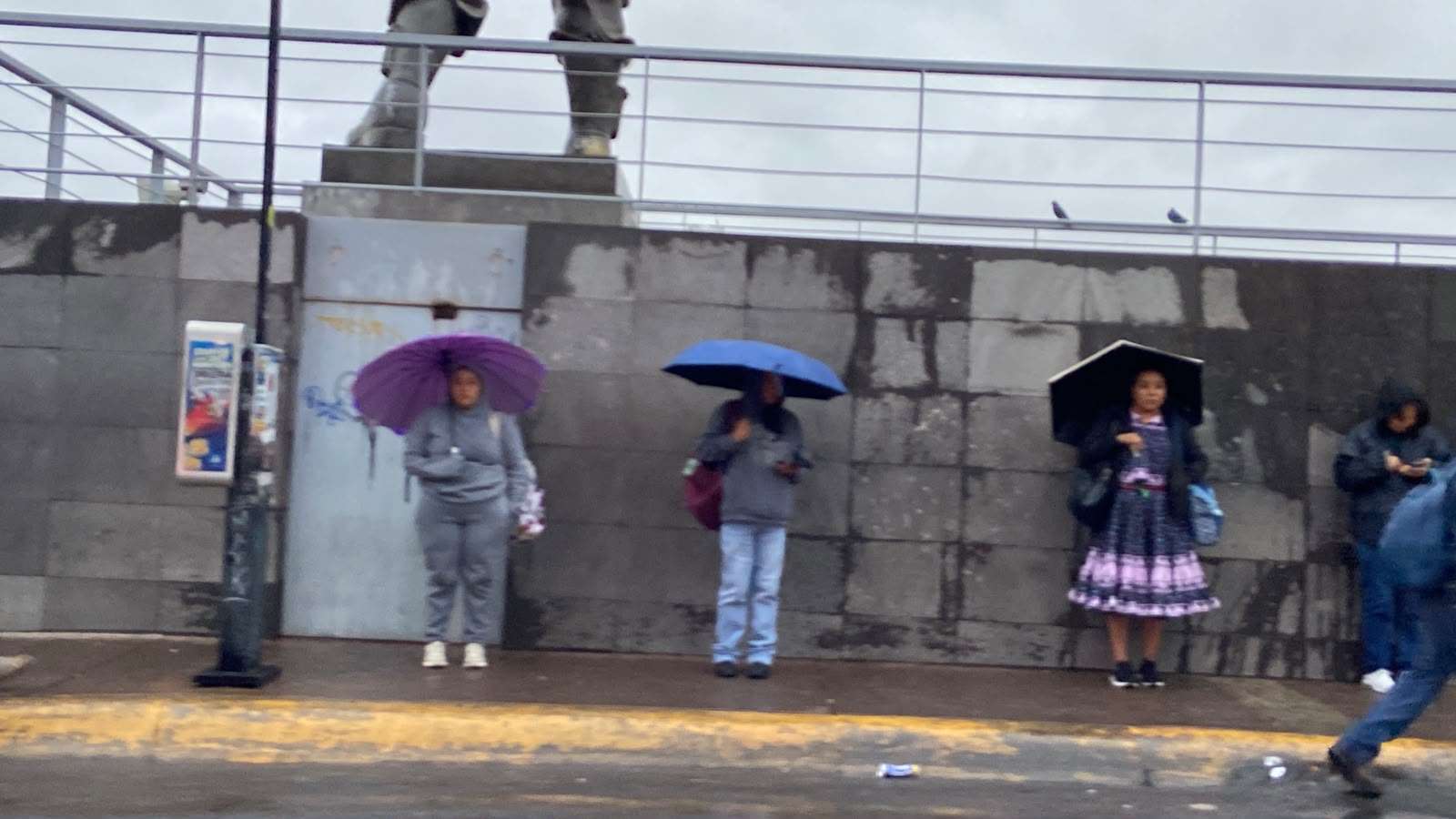 Sacan paraguas y chamarras ante llegada del frío a Chihuahua 