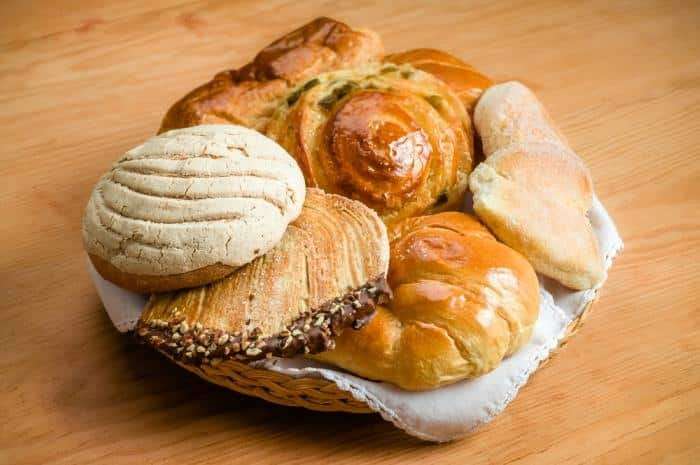 Celebran el Día Mundial del Pan entre lluvia, frío y antojo