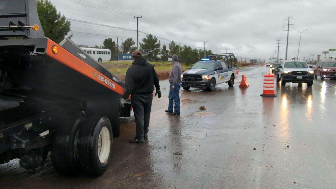 Cae auto a zanja cubierta por lluvia frente a Foxconn