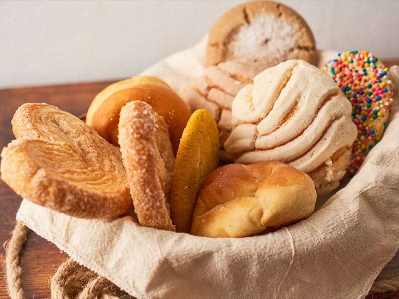 Celebran el Día Mundial del Pan entre lluvia, frío y antojo