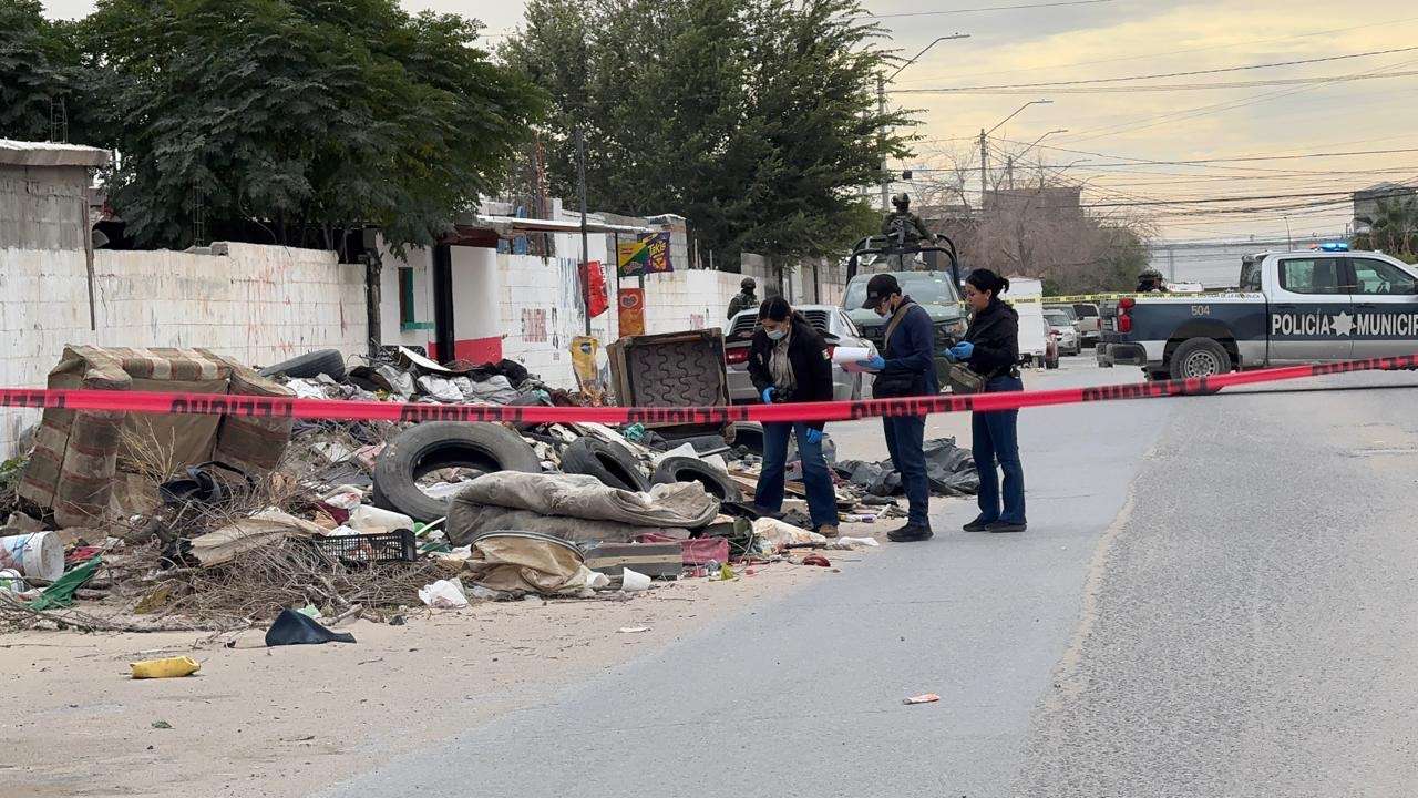 Localizan cadáver descompuesto dentro de maleta entre basura y escombro