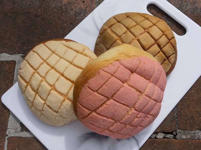 Celebran el Día Mundial del Pan entre lluvia, frío y antojo