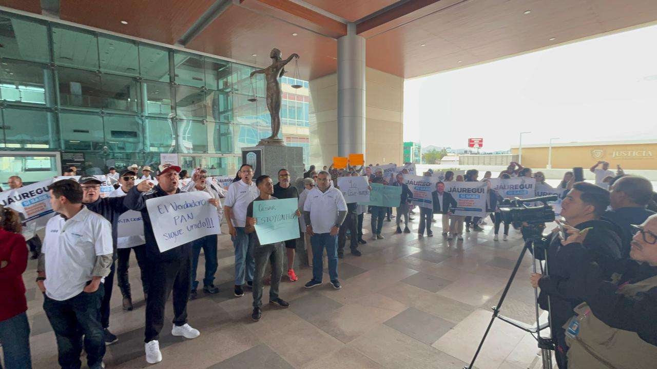 Trasladan protesta al acceso principal del Tribunal en apoyo a César Jáuregui